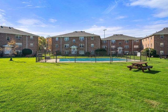 11 Colonial Village Dr 8, Arlington, MA 02474