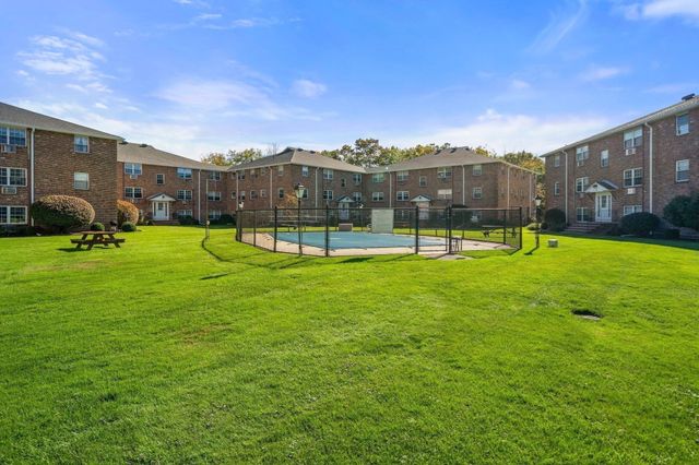 11 Colonial Village Dr 8, Arlington, MA 02474