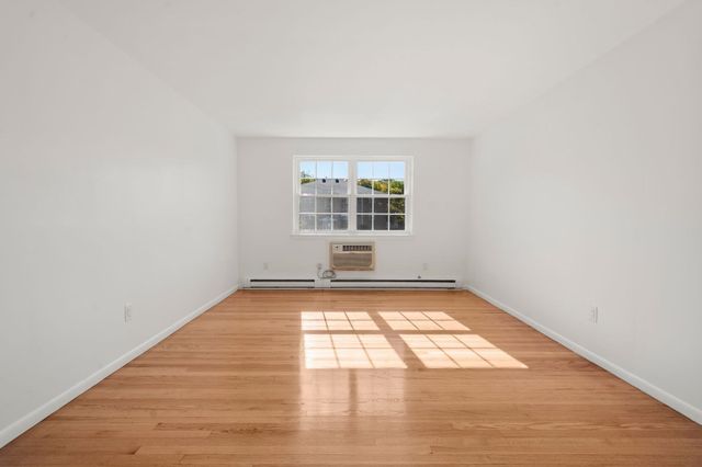 11 Colonial Village Dr 8, Arlington, MA 02474