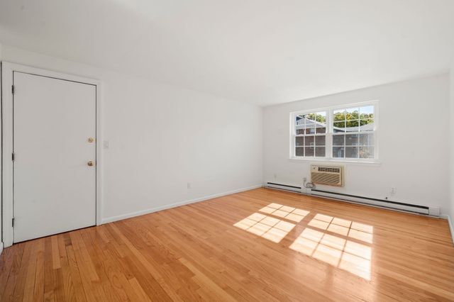 11 Colonial Village Dr 8, Arlington, MA 02474