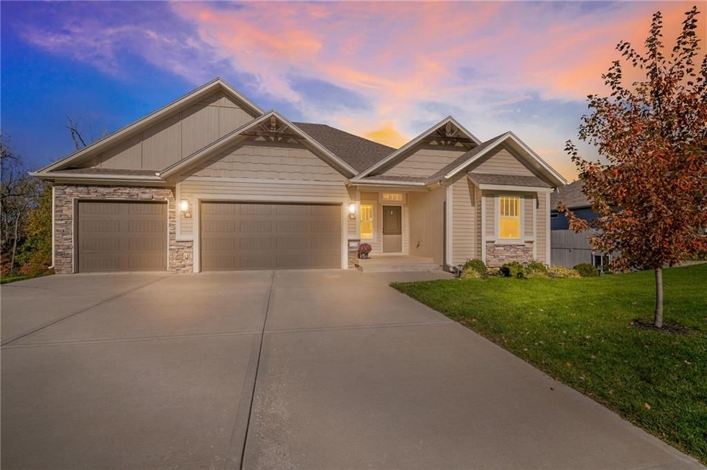 804 NW Hickory Ridge Drive, Grain Valley, MO 64029