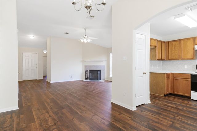 203 Paradise Lane, Montgomery, TX 77356