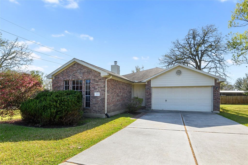 203 Paradise Lane, Montgomery, TX 77356
