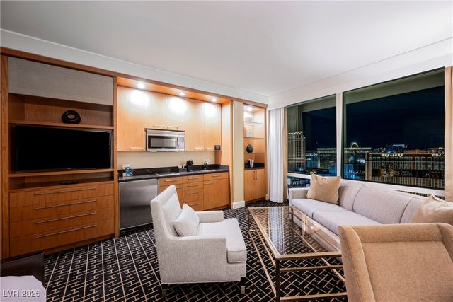 2000 North Fashion Show Drive 4301, Las Vegas, NV 89109