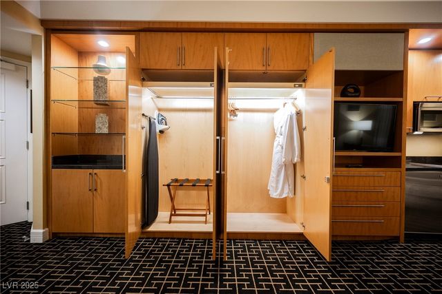 2000 North Fashion Show Drive 4301, Las Vegas, NV 89109