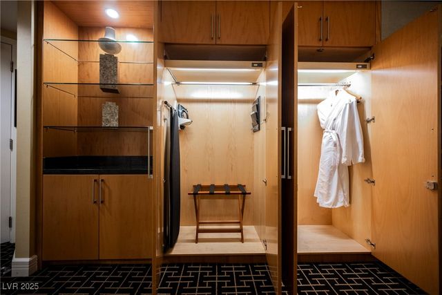 2000 North Fashion Show Drive 4301, Las Vegas, NV 89109