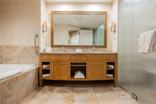 2000 North Fashion Show Drive 4301, Las Vegas, NV 89109