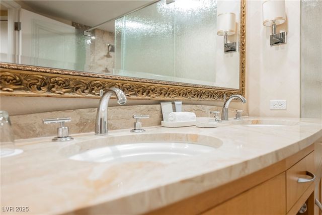 2000 North Fashion Show Drive 4301, Las Vegas, NV 89109