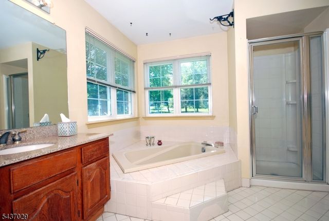 34 Delaware Ln, Branchburg Twp., NJ 08876