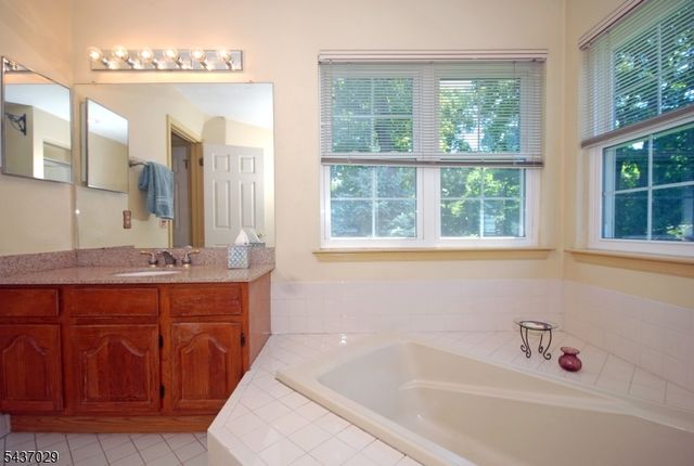 34 Delaware Ln, Branchburg Twp., NJ 08876