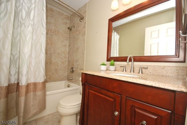 34 Delaware Ln, Branchburg Twp., NJ 08876