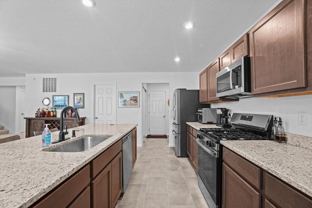 1034 Queen Bee Place, Grove City, OH 43123