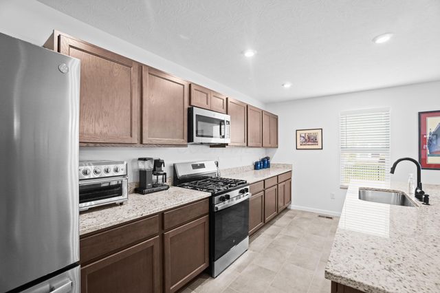 1034 Queen Bee Place, Grove City, OH 43123