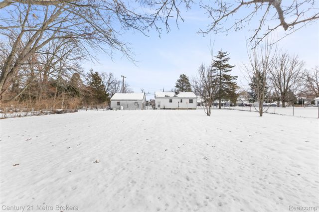 16032 Knobhill Drive, Linden, MI 48451