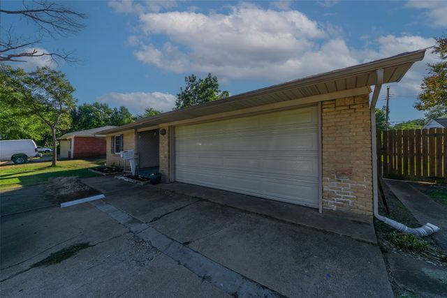 1818 Hillcrest Drive, Irving, TX 75062