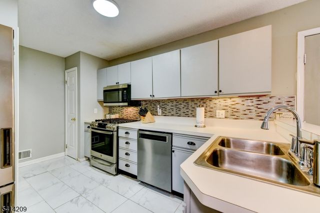 5 Sugar Maple Ln, Hardyston Twp., NJ 07419