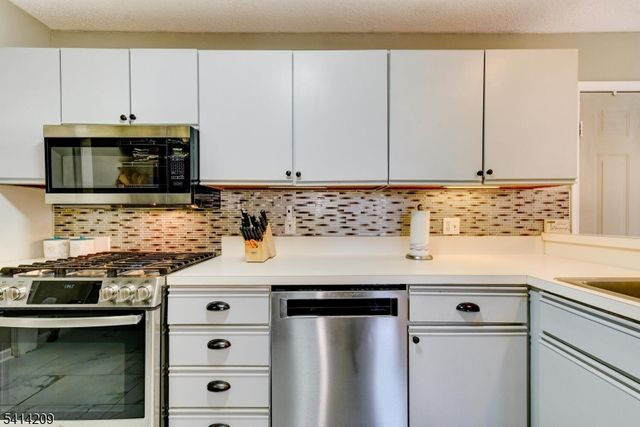 5 Sugar Maple Ln, Hardyston Twp., NJ 07419