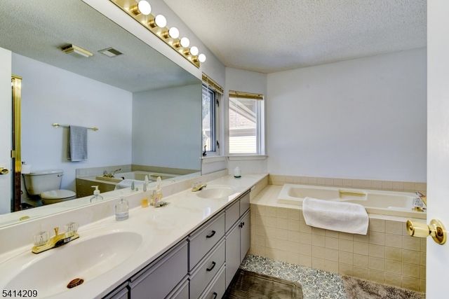 5 Sugar Maple Ln, Hardyston Twp., NJ 07419