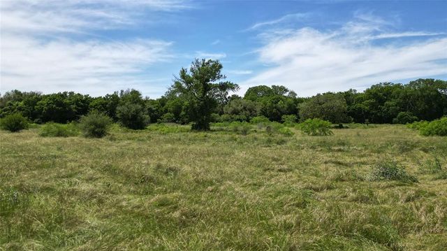 4207 County Road 444, Waelder, TX 78959