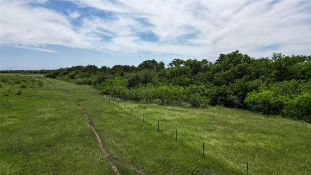 4207 County Road 444, Waelder, TX 78959