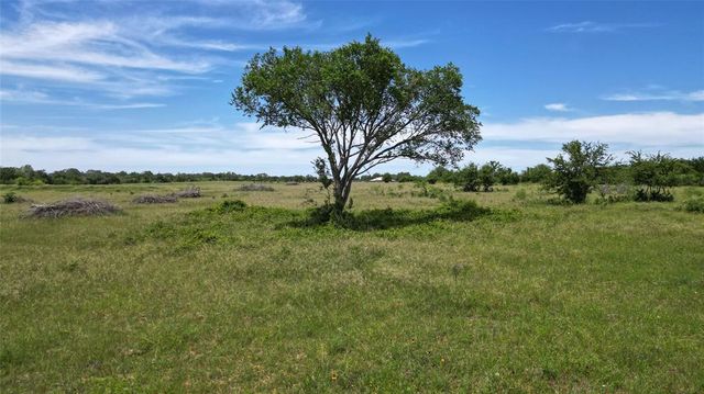 4207 County Road 444, Waelder, TX 78959