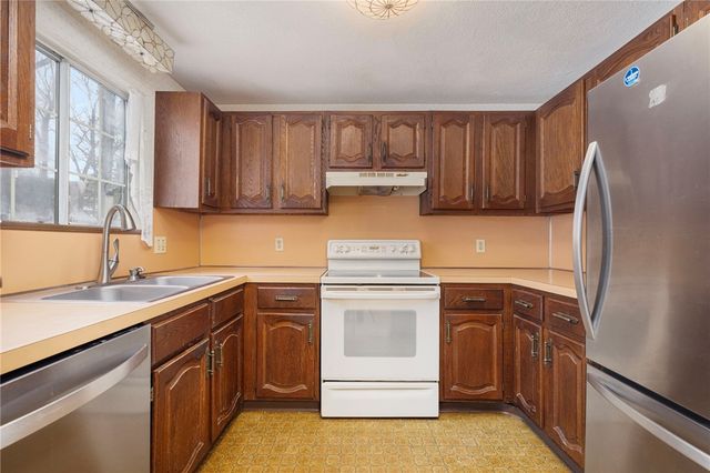 2 Eagle Run, Warwick, RI 02818