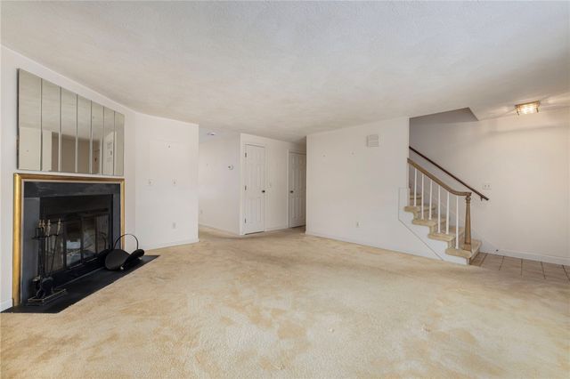 2 Eagle Run, Warwick, RI 02818