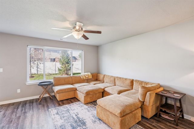 747 NE Macey Way, Waukee, IA 50263