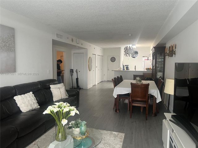 5099 NW 7th St 505, Miami, FL 33126