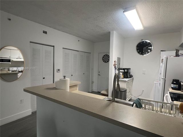 5099 NW 7th St 505, Miami, FL 33126