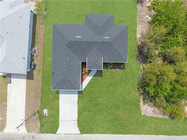 2705 Darlene PL, Lehigh Acres, FL 33971