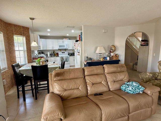 2401 NW 139th Avenue, Sunrise, FL 33323