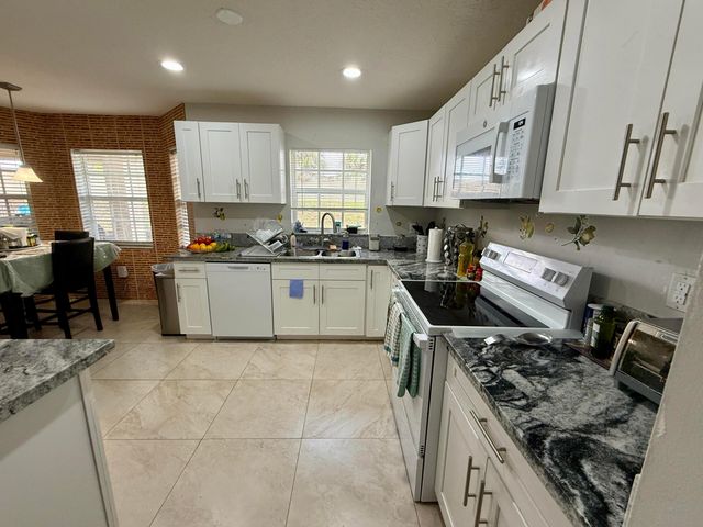 2401 NW 139th Avenue, Sunrise, FL 33323