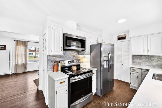 1703 Columbus Avenue, Norton Shores, MI 49441