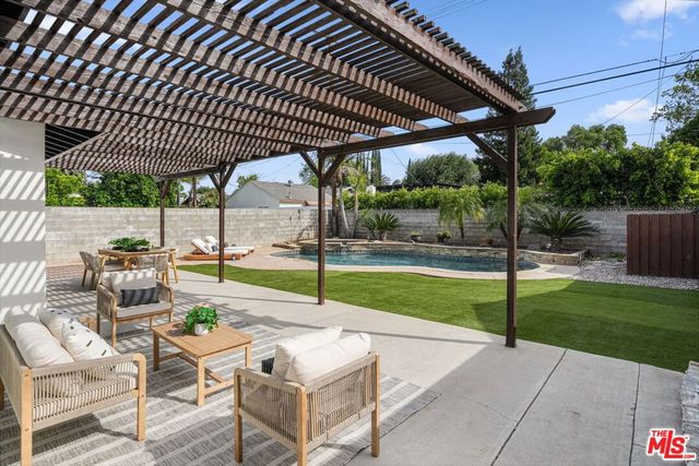 22642 Berdon Street, Woodland Hills, CA 91367