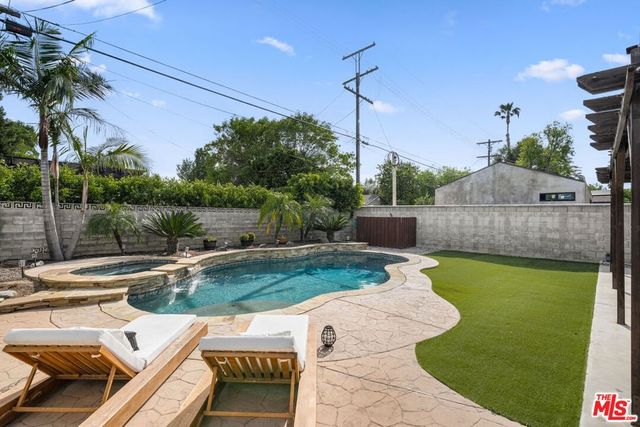 22642 Berdon Street, Woodland Hills, CA 91367