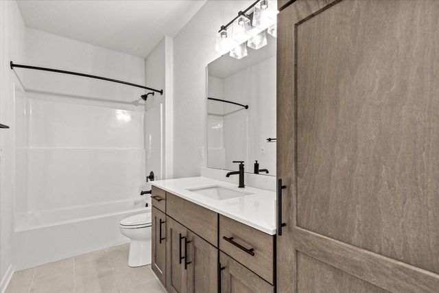 W251N2437 Valleyview CIRCLE, Pewaukee, WI 53072