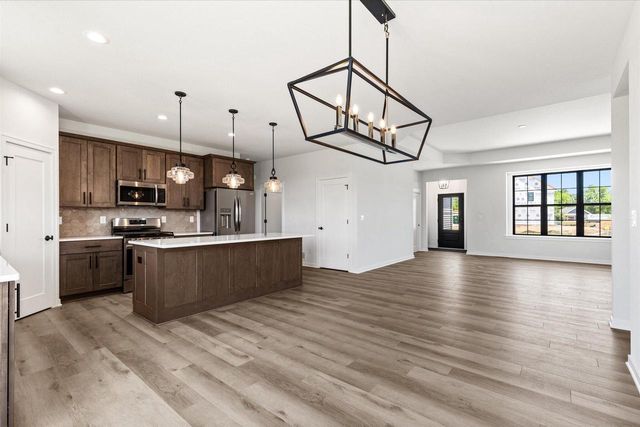 W251N2437 Valleyview CIRCLE, Pewaukee, WI 53072