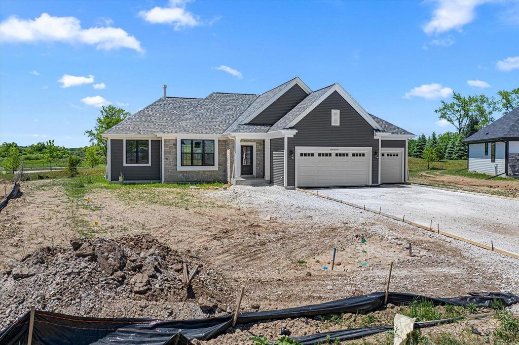 W251N2437 Valleyview CIRCLE, Pewaukee, WI 53072