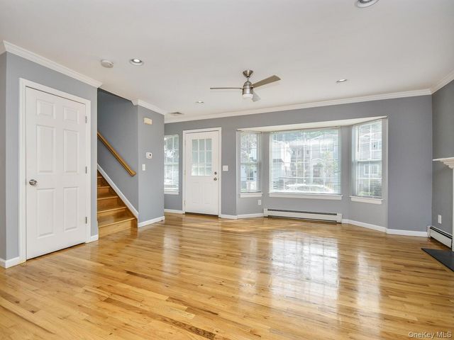 49 Ashwood Road Apt A A, Port Washington, NY 11050