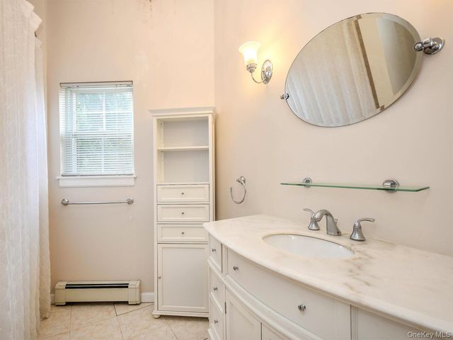 49 Ashwood Road Apt A A, Port Washington, NY 11050