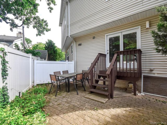49 Ashwood Road Apt A A, Port Washington, NY 11050