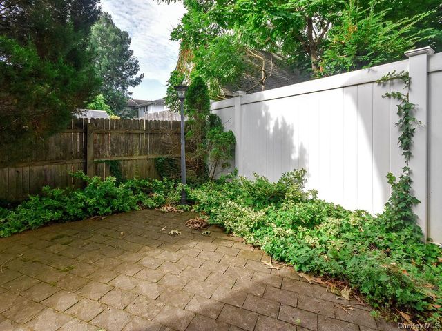 49 Ashwood Road Apt A A, Port Washington, NY 11050