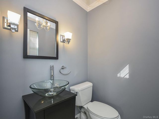 49 Ashwood Road Apt A A, Port Washington, NY 11050