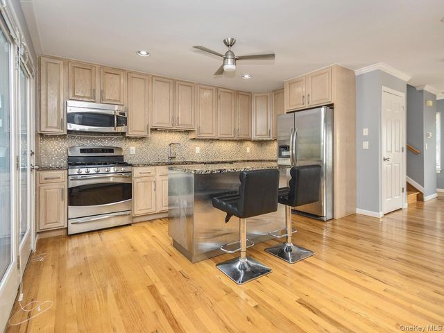 49 Ashwood Road Apt A A, Port Washington, NY 11050