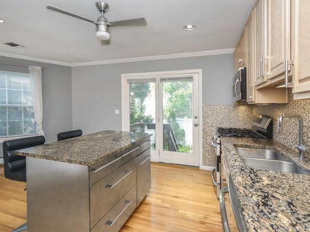 49 Ashwood Road Apt A A, Port Washington, NY 11050