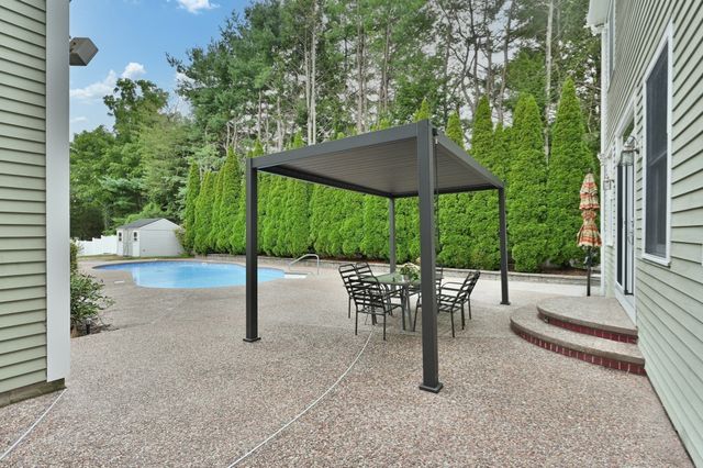 2 Wild Meadow Ln, Natick, MA 01760