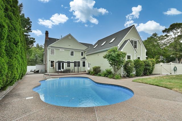 2 Wild Meadow Ln, Natick, MA 01760