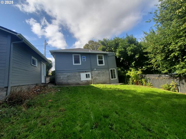 122 S 8TH St, St Helens, OR 97051
