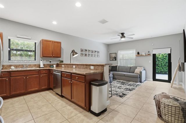 16572 SW 43rd Ln, Kendall, FL 33185